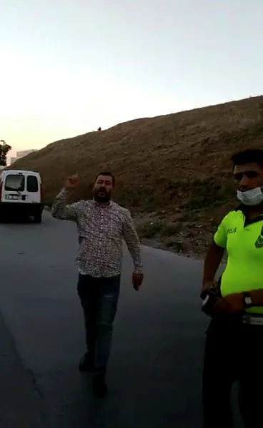 esenyurtta-polisi-tehdit-eden-zorba-surucu-gozaltina-alindi-1599549743069.jpg Son dakika: Esenyurt’ta polisi tehdit eden zorba sürücü gözaltına alındı-2