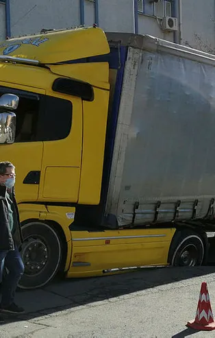 İstanbul'da yol çöktü! 14 ton iplik yüklü tır mahsur kaldı