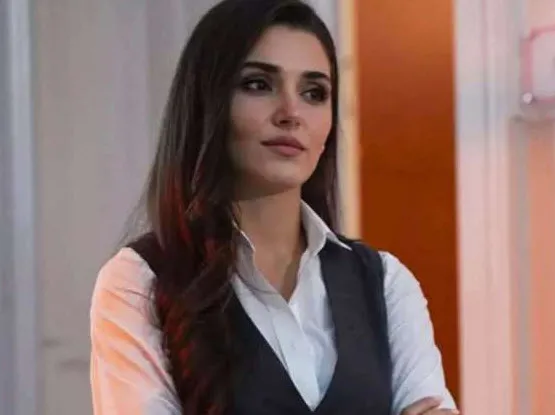 "Hande Erçel burada da oynayamamış" Oyunculuğu ile dalga konusu olan Hande Erçel bu kez bir videodaki hareketleriyle dillere düştü-5