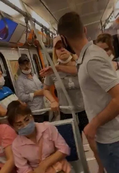 metroda-skandal-goruntuler-maskeni-tak-diyen-vatandasa-tukurerek-cevap-verdi-1619465919999.jpg İstanbul'da skandal olay! Yenikapı-Atatürk Havalimanı metrosunda bir turist, "maskeni tak" diyen vatandaşa tükürdü-3