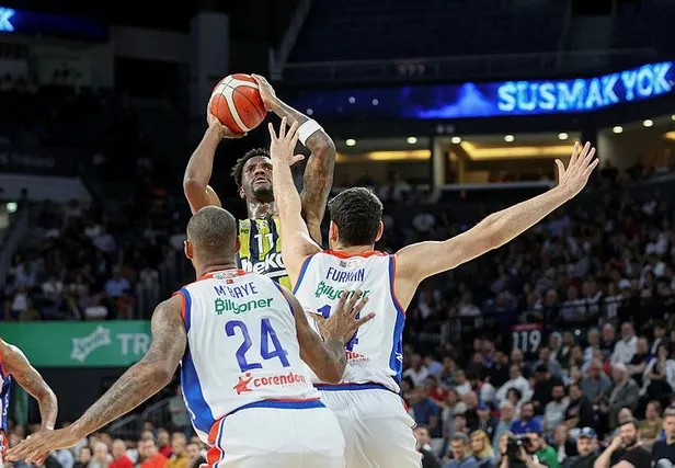 Anadolu Efes final serisi 4. maçında konuk ettiği Fenerbahçe Beko'yu 87-78 yenerek finale yükseldi-3