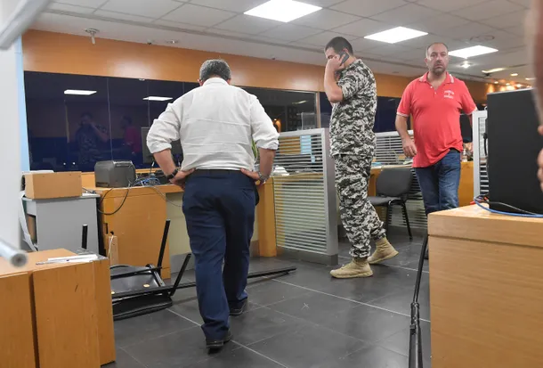 lubnanda-paralarini-cekemeyen-gostericiler-bankayi-basti-1663151097063.jpg Lübnan’da paralarını çekemeyen göstericiler bankayı bastı-1