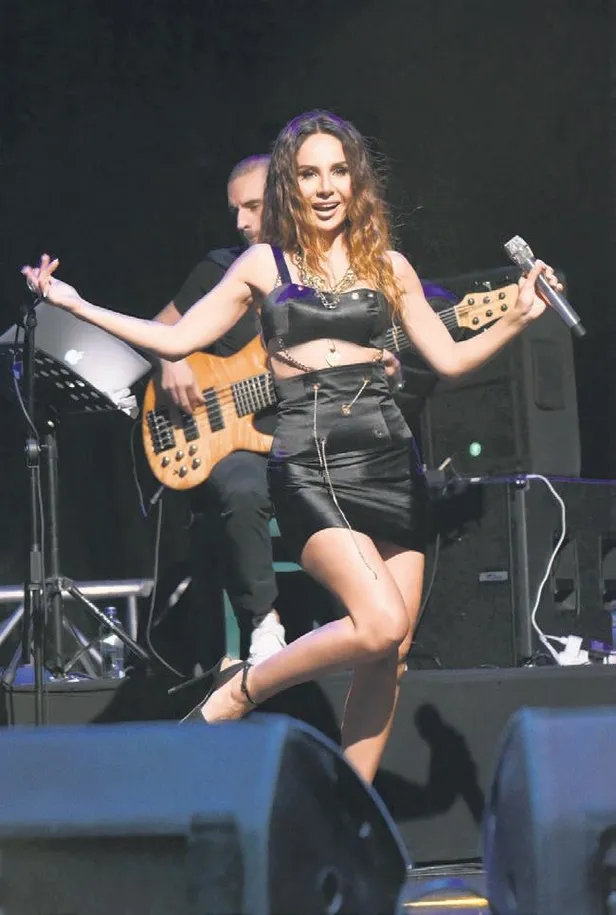 balikesirde-konser-veren-hadise-guzelligiyle-goz-kamastirdi-saklambac-haberleri-1661803888808.jpeg Balıkesir'de konser veren Hadise, güzelliğiyle göz kamaştırdı |Saklambaç haberleri-3