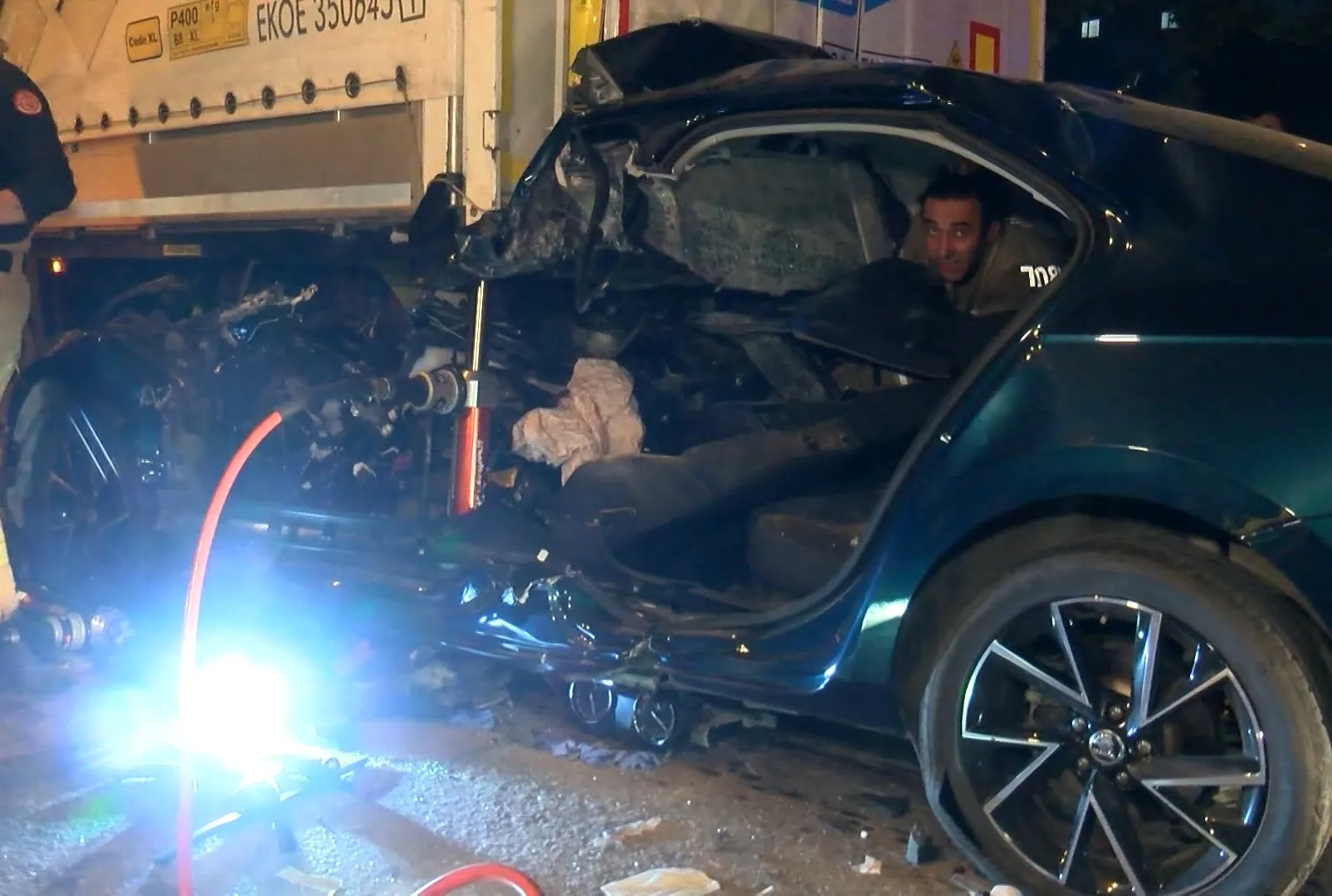 TIR’ın altına girdi!