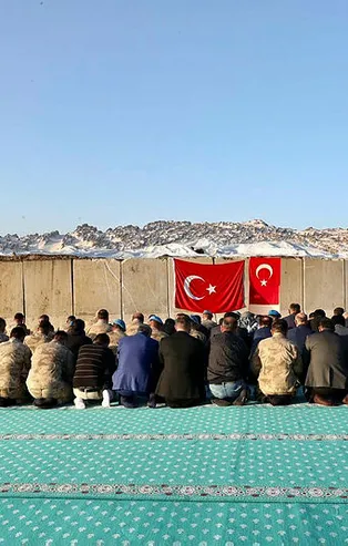 Kato Dağı'nda askerlerden bayram namazı