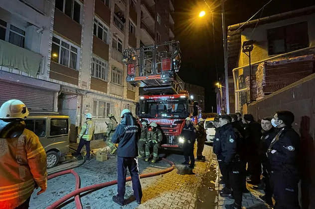 Beyoğlu’nda 7 katlı apartmanda korkutan yangın: Mahsur kalan 3'ü çocuk 7 kişi kurtarıldı