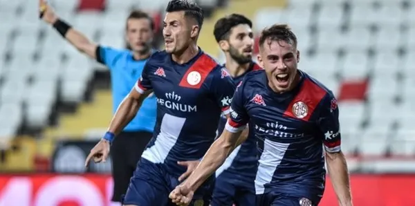 Gökhan Gönül futbolu bırakıyor mu? Fenerbahçe'den sağ bek harekatı! Bünyamin Balcı'ya yakın markaj!-3