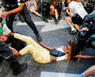 İsrailde polis şiddeti! Göstericileri yerlerde sürüklediler