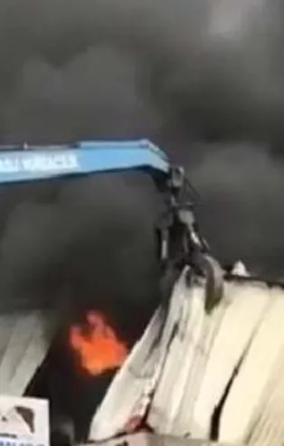 Ankara'da hareketli anlar: Geri dönüşüm tesisini kara dumanlar kapladı!