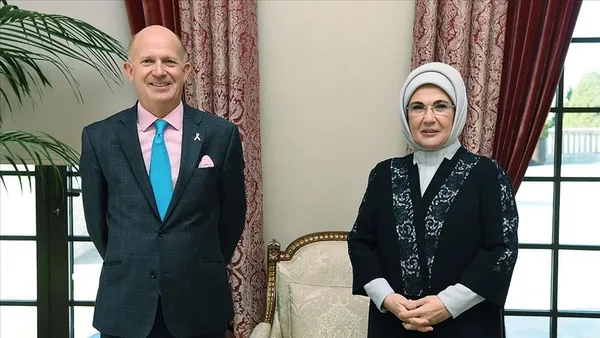 emine-erdogan-birlesik-krallik-ankara-buyukelcisi-dominick-chilcott-ile-gorustu-1635317443736.jpg