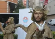 Heykel belediyeciliğinde yeni dönem: CHPli Maltepe Belediyesinden canlı heykel çalışması