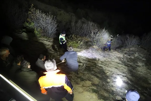 Gümüşhane’de kan donduran kaza: Kamyonet uçuruma yuvarlandı: 2 ölü, 1 yaralı-2