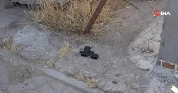 adanada-istedigi-parayi-vermeyen-babasini-vurmak-isteyen-genc-araya-giren-bir-kisiyi-oldurup-kacti-1628495321944.jpg Adana'da istediği parayı vermeyen babasını vurmak isteyen genç araya giren bir kişiyi öldürüp kaçtı-9