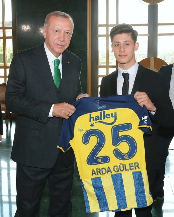 baskan-erdogan-ile-arda-guler-arasinda-dikkat-ceken-diyalog-eyvah-1654016688118.jpeg