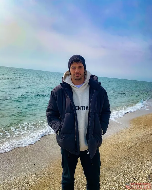 Üzerinden 10-15 Sene Geçmiş Üzerinden. O Zamanki Mehmet İle Bu Zamanki Mehmet Arasında 500 Kitap Vardır. Ben O Tweetleri Yazan Cahil Genç Olarak Bu Yaşıma...