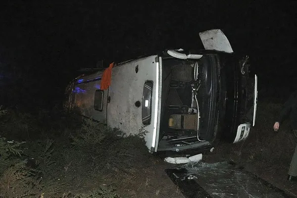 Eskişehir'de yolcu otobüsü devrildi: 3 yaralı-1