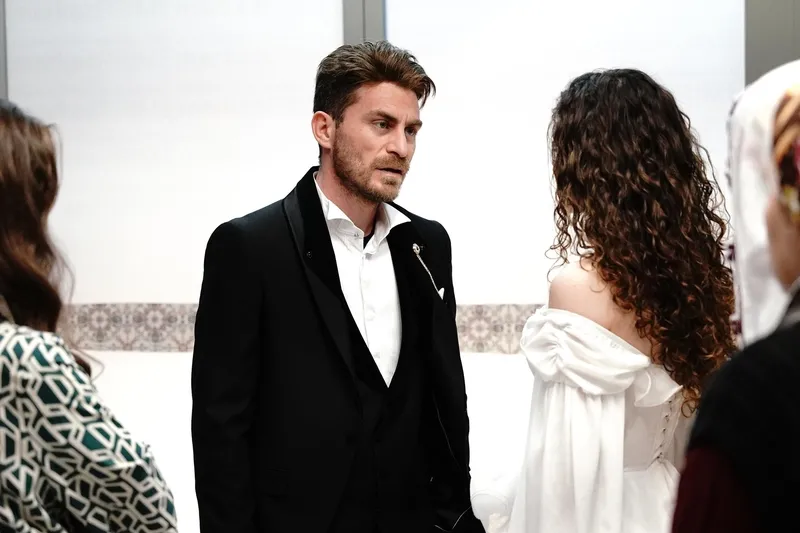 bir-gece-masali-3-bolumde-neler-olacak-mahir-yeni-bir-kararin-esiginde-1726477681626.jpg Bir Gece Masalı 3. bölümde neler olacak? Mahir yeni bir kararın eşiğinde!-2