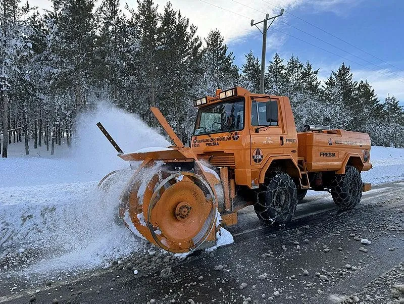 Kar kalınlığının 96 santimetre ölçüldüğü Ardahan'da, ekiplerin karla mücadele çalışmaları devam ediyor. 
