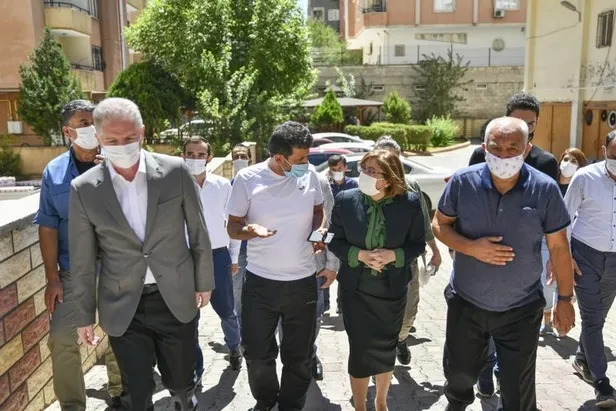 duygu-delenin-babasi-adalet-bakani-abdulhamit-gul-ile-gorustu-1597582399302.jpg Duygu Delen'in babası Adalet Bakanı Abdülhamit Gül ile görüştü-2