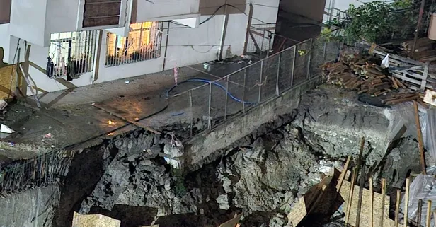 İstanbul Küçükçekmece'de bir binanın bahçe duvarında çökme! Gece yarısı tahliye! CHP'li belediyeden yarım istinat izni