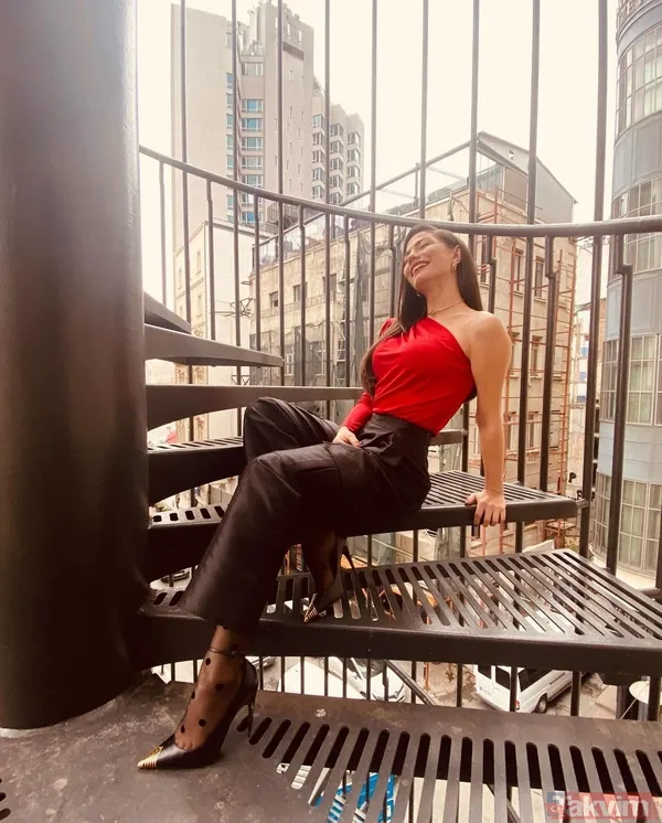 Demet Özdemir kırmızılar içinde paylaştı yer yerinden oynadı! Dekoltesiyle dikkat çeken Demet’e bakın! Seda Sayan kayıtsız kalmadı - 8