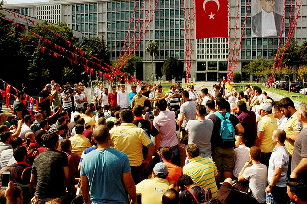 CHP'li İstanbul Büyükşehir Belediyesi'nin işten çıkardığı işçilerden İBB önünde oturma eylemi