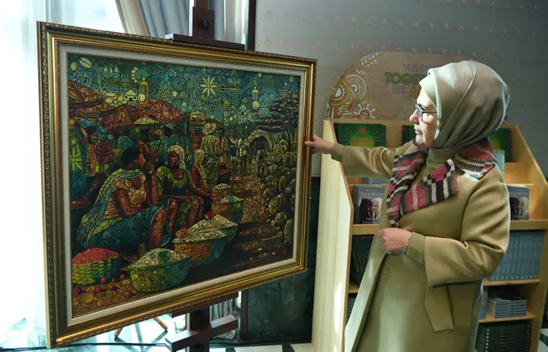emine-erdogan-dunya-gonulluluk-gunu-kapsaminda-cumhurbaskanligi-kulliyesindeki-afrika-evi-programina-katildi-1670353402125.jpg Emine Erdoğan, Dünya Gönüllülük Günü kapsamında Cumhurbaşkanlığı Külliyesi'ndeki Afrika Evi programına katıldı-13