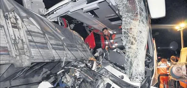 Şoför uyudu 7 ölü 26 yaralı
