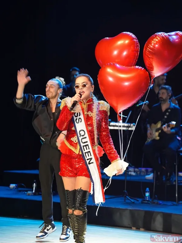 Demet Akalın'a eşi Okan Kurt'tan 14 şubat sürprizi: Elinde çiçek ve pastayla sahneye çıktı - 5