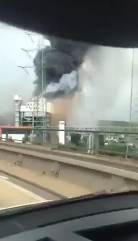 son-dakika-almanya-leverkusende-cop-toplama-tesisinde-patlama-yuksek-tehlike-uyarisi-yapildi-1627378223444.jpg SON DAKİKA: Almanya Leverkusen'de çöp toplama tesisinde patlama! Yüksek tehlike uyarısı yapıldı-4