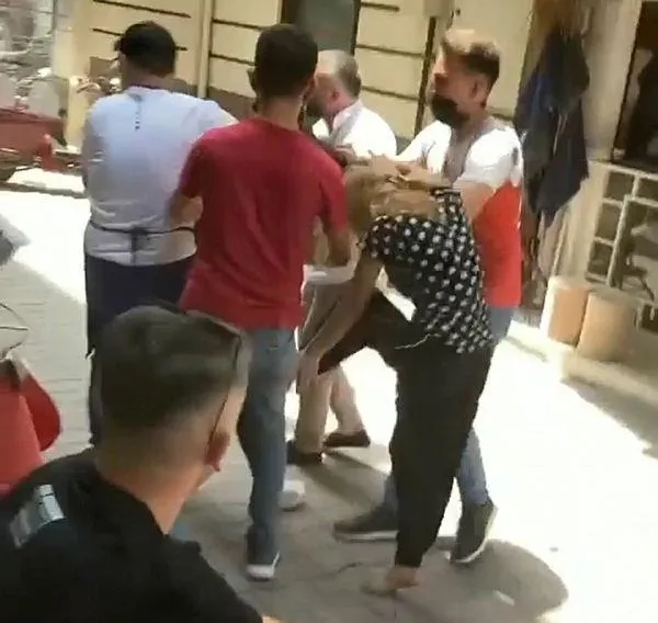 iki-genc-kiz-birbirine-girdi-esnaf-zor-ayirdi-1625330298146.jpeg