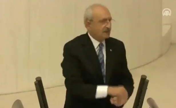 chp-lideri-kemal-kilicdaroglu-ahlaksizlikta-zirve-yapti-gazi-meclisin-kursusunde-seviyesiz-el-hareketi-1638807930298.jpeg