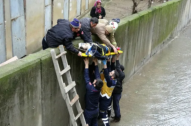 Cam silerken 5. kattan dereye düştü! Pendik'te feci olay