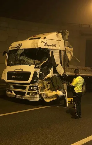 Ankara'da feci kaza! Kontrolden çıkan TIR refüje girdi