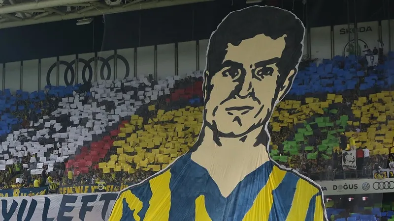 kalp-atisinin-favori-oyuncusu-unlu-futbolcuyu-canlandiracak-lefter-filmine-bomba-basrol-geliyor-1718292113795.jpg Lefter'i canlandıracak isim belli oldu! Kalp Atışı'nın favori oyuncusuydu...-2