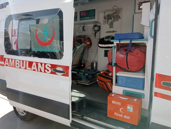 kendisine-yardima-gelen-saglik-ekibine-kaldirim-tasiyla-saldirdi-saglik-gorevlisinin-kaburgasi-ve-ambulansin-c-1664796144359.jpg