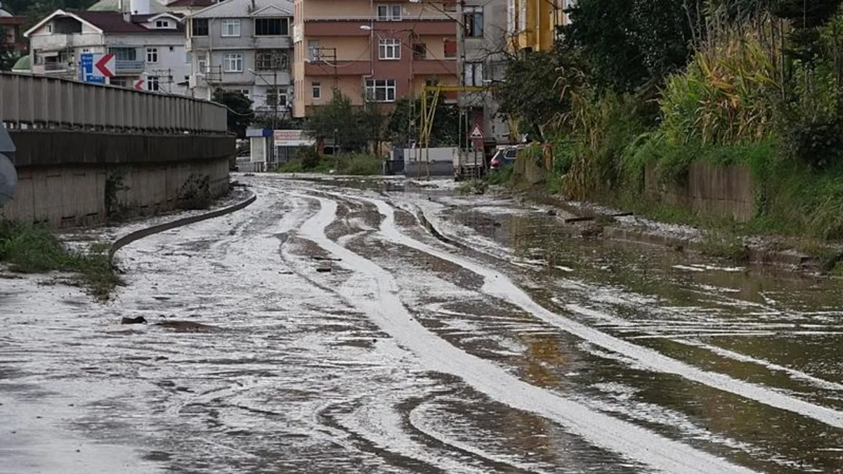 Trabzon'u sel aldı sokaklar çamur deryasına döndü