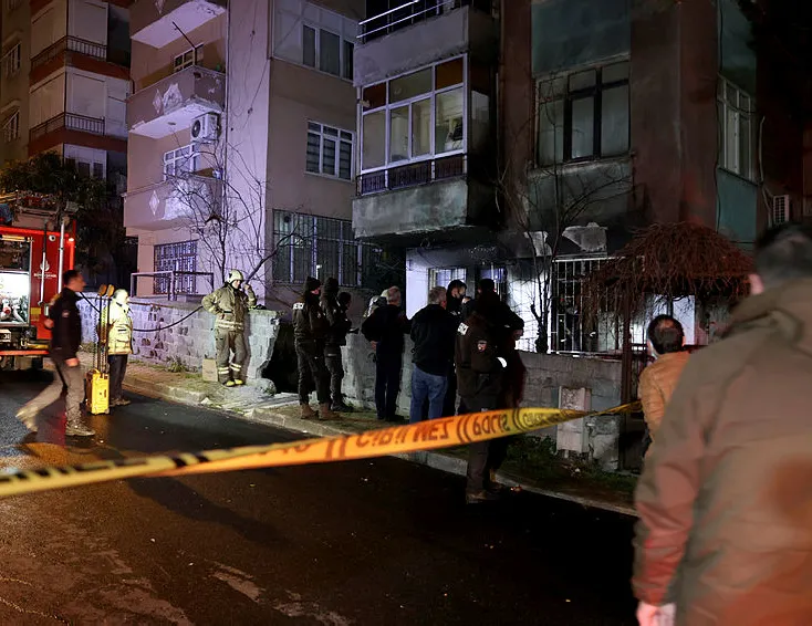 Pendik’te 4 katlı binada yangın: 1 ölü