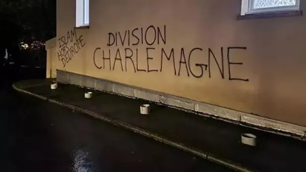 fransada-cirkin-saldiri-cami-duvarina-islam-avrupadan-cik-disari-yazildi-1668973022335.jpeg Fransa'da çirkin saldırı! Cami duvarına "İslam, Avrupa'dan çık dışarı" yazıldı-2