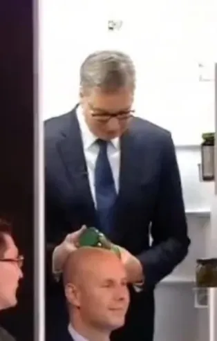 Sırbistan Cumhurbaşkanı canlı yayına buzdolabında katıldı: Herkes benden öyle sıkıldı ki...