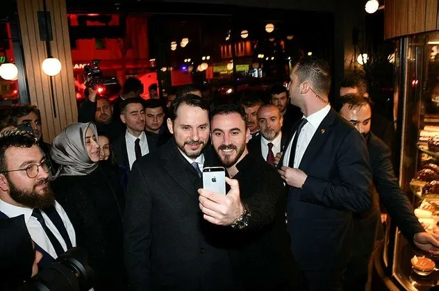 Bakan Albayrak'tan Gazeteciler günü mesajı! Özçekim yaparak kutladı