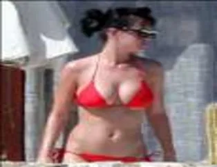 Bikinisi küçük geldi