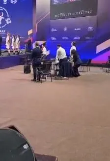 ermeni-hakemden-buyuk-saygisizlik-istiklal-marsi-sirasinda-telefonuyla-oynadi-cezasiz-kalmadi-1688634796478.jpeg Ermeni hakemden büyük saygısızlık| İstiklal Marşı sırasında telefonuyla oynadı! Cezasız kalmadı-2