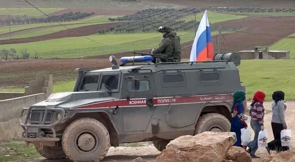 Son dakika: AA görüntüledi! Rus askerleri ile YPG'lilerden Münbiç'te ortak devriye-3