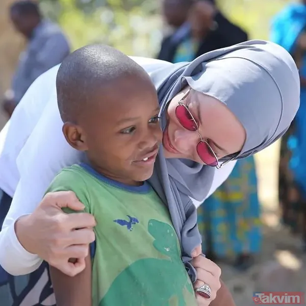 2017'de "Umuda Koşanlar" adlı yardım derneğini kuran Özçelik, televizyon dünyasından elini eteğini çekerek yardımdan yardıma koştu.