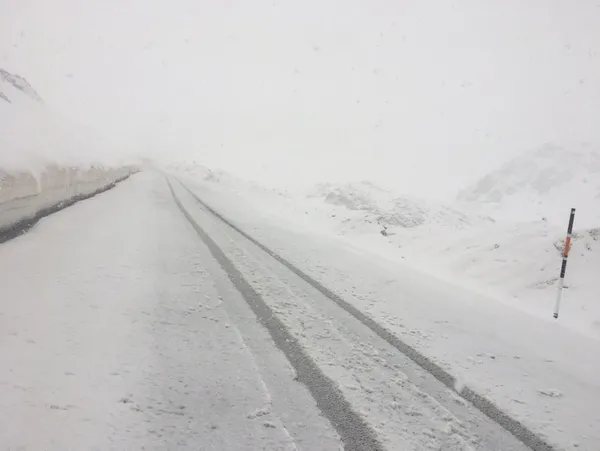 van-bahcesarayda-mayis-ayinda-10-santimetre-kalinliginda-kar-1651396184157.jpg Van Bahçesaray'da mayıs ayında 10 santimetre kalınlığında kar-3