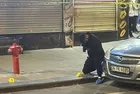 Elinde bıçakla polisin üstüne koştu, vurularak etkisiz hale getirildi!