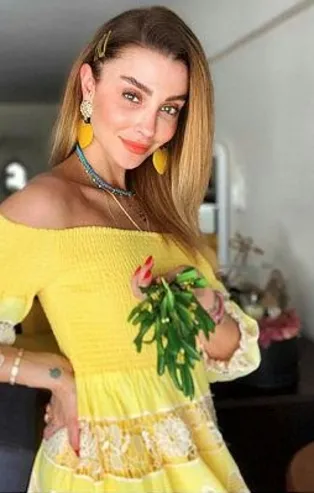 Özge Ulusoy'un bıyıklı pozu gülümsetti