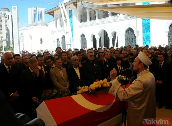 ‘Bay Sinema’ lakaplı Türker İnanoğlu son yolculuğuna uğurlandı! Cenazeye ünlü akını! Emel Sayın, Hülya Koçyiğit, Kerem Alışık - 23