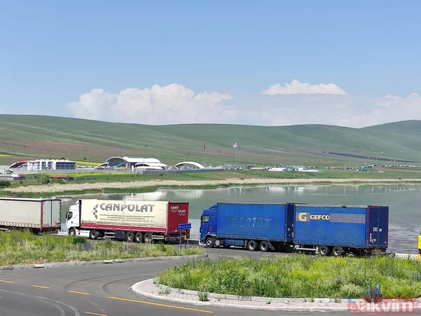 Gürcistan sınırında 16 kilometre uzunluğunda TIR kuyruğu oluştu! 3 günde sadece 3 kilometre ilerleyebiliyorlar - 28